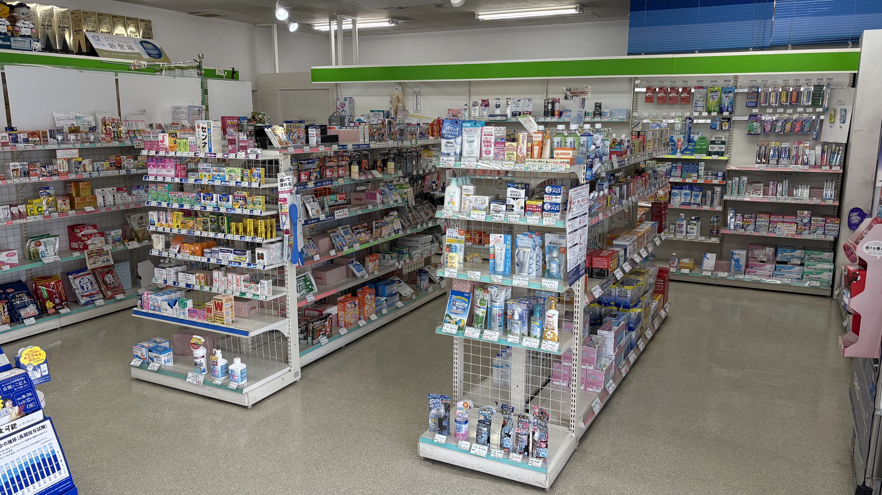 万年堂薬局の一般用医薬品売場